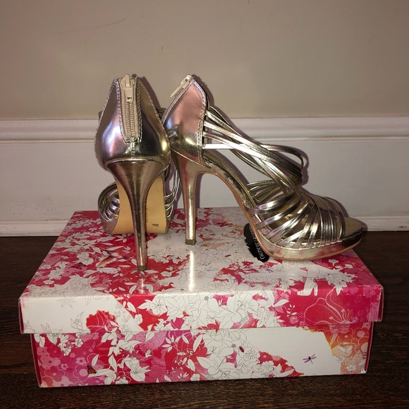 Chinese Laundry Heels, Metallic Light Gold, Size 6 - Picture 4 of 6